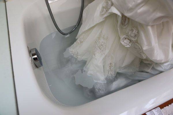 Как постирать свадебное платье в домашних условиях, способы избавиться от пятен