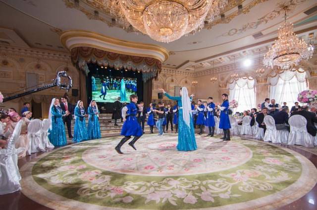 Большая чеченская свадьба: 200 влюбленных пар в грозном поженились в день 200-летия города