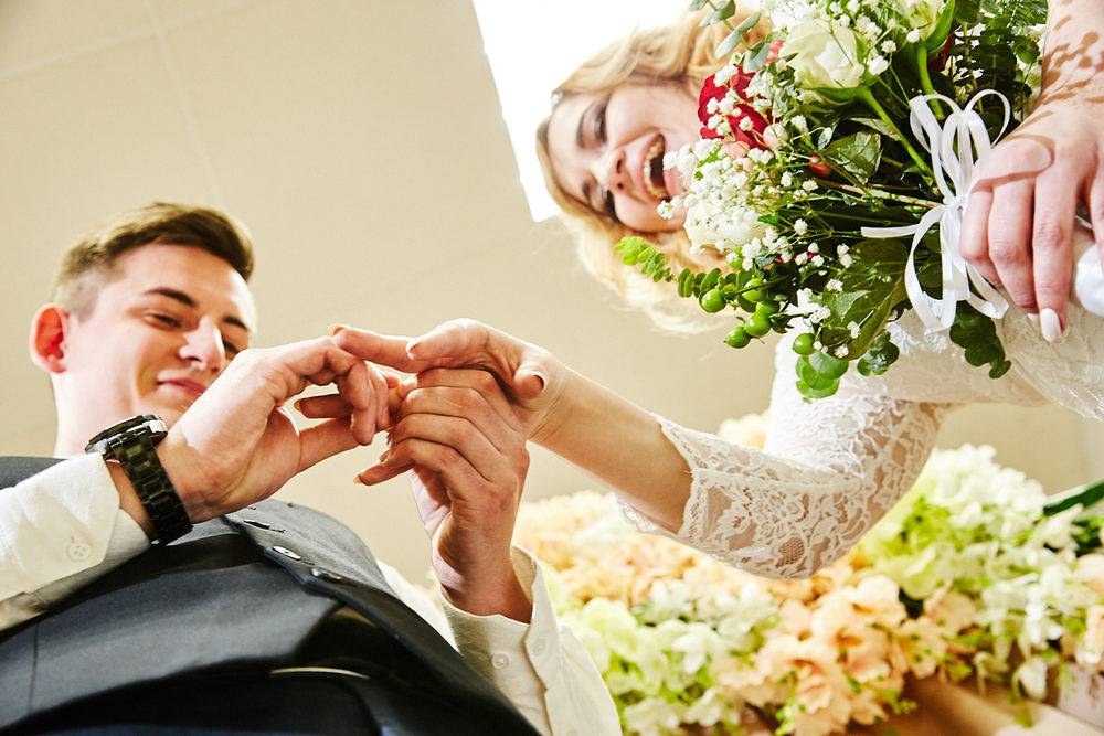 Что делать со свадебным букетом после свадьбы — все обычаи и приметы