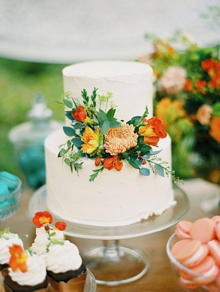«как украсить свадебный торт с помощью живых цветов[