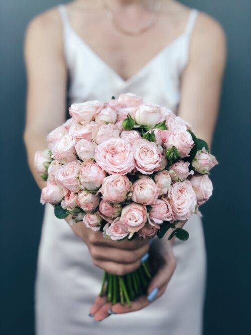Персиковый букет невесты с фото в персиково-розовых и бело-персиковых тонах, с голубым и сиреневым цветом, с пионами, с каллами, из роз - подбор композиции к платью