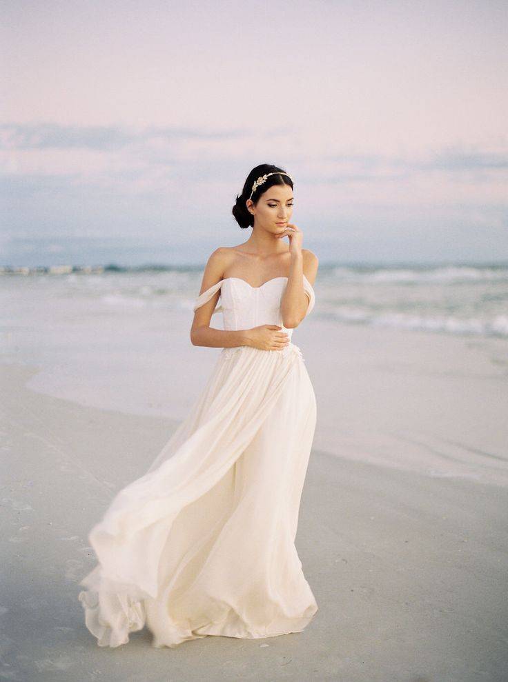 Легкий образ невесты на островах – свадебное платье для фотосессии на море