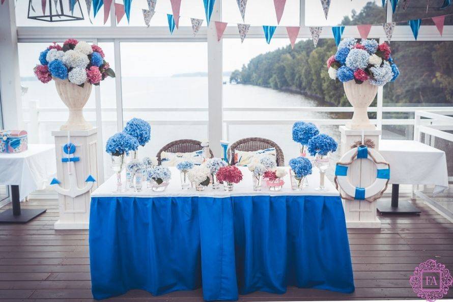 Романтика и легкость в украшении – оформление зала на свадьбу в морском стиле