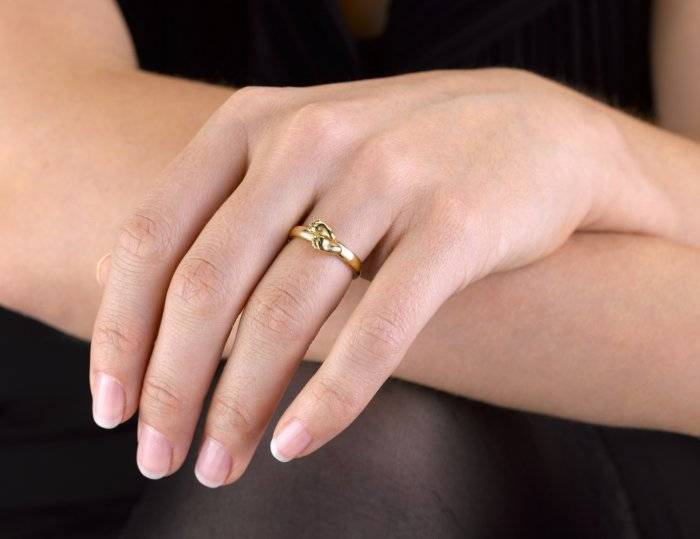 Что значит обручальное кольцо на левой руке: обычаи и традиции в других странах