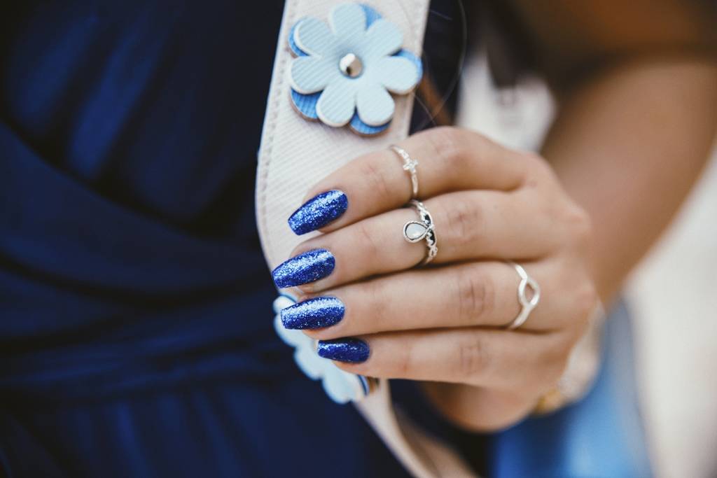 Выбор современных леди: свадебный синий маникюр – однотонный и с белым цветом