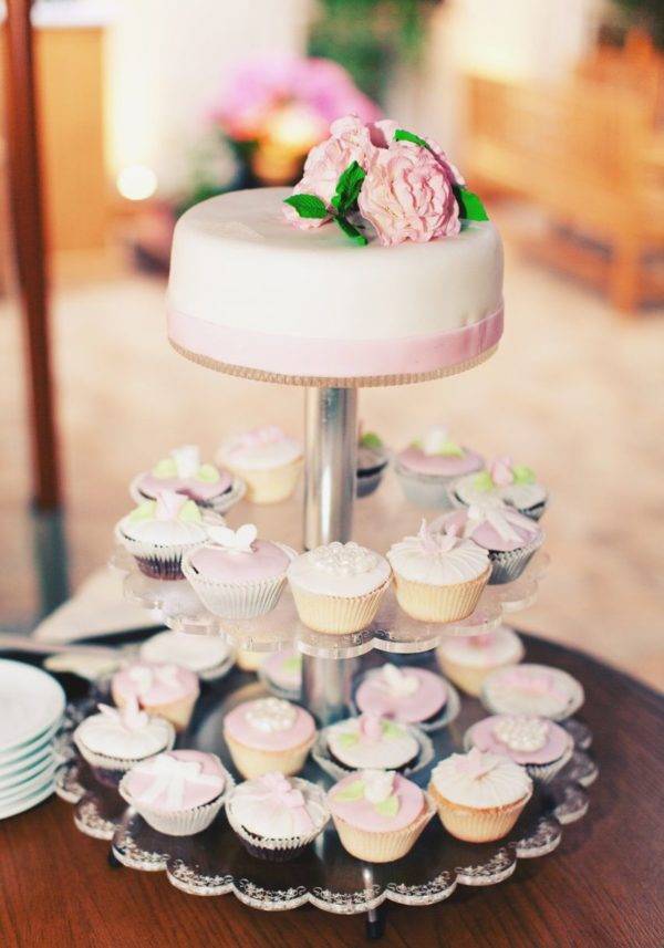Изящный свадебный торт с капкейками: варианты оформления и подачи